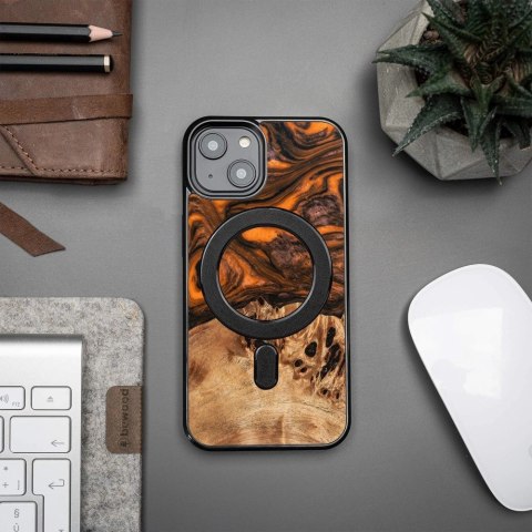 Etui Bewood Unique MagSafe Orange z drewna i żywicy na iPhone 15 - pomarańczowo-czarne Etui Bewood Unique MagSafe Orange z drewna i żywicy na iPhone 15 - pomarańczowo-czarne