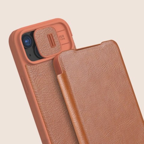 Skórzane etui z klapką osłoną aparatu do iPhone 15 Pro Max Nillkin Qin Pro Leather - czarne Skórzane etui z klapką osłoną aparatu do iPhone 15 Pro Max Nillkin Qin Pro Leather - czarne