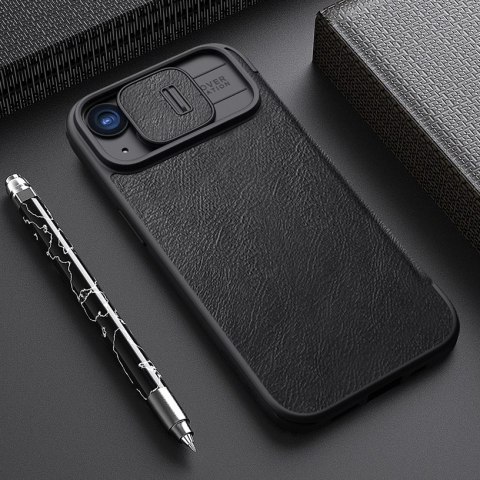 Skórzane etui z klapką osłoną aparatu do iPhone 15 Pro Max Nillkin Qin Pro Leather - czarne Skórzane etui z klapką osłoną aparatu do iPhone 15 Pro Max Nillkin Qin Pro Leather - czarne