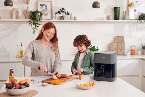 Frytkownica Panasonic NF-CC500SXE z wyświetlaczem LCD, 5 l, 1450 W, obudowa Cool touch Frytkownica Panasonic NF-CC500SXE z wyświetlaczem LCD, 5 l, 1450 W, obudowa Cool touch