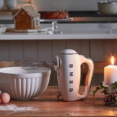 Mikser ręczny Smeg HMF01CREU w kremie w stylu retro z lat 50. Mikser ręczny Smeg HMF01CREU w kremie w stylu retro z lat 50.