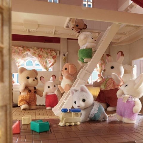 Sylvanian Families Miejski domek z tajemniczym pokojem na strychu 5708 p2 Sylvanian Families Miejski domek z tajemniczym pokojem na strychu 5708 p2