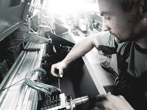 Zestaw wkrętaków precyzyjnych TORX BO z otworem+stojak, 6 szt. Zestaw wkrętaków precyzyjnych TORX BO z otworem+stojak, 6 szt.